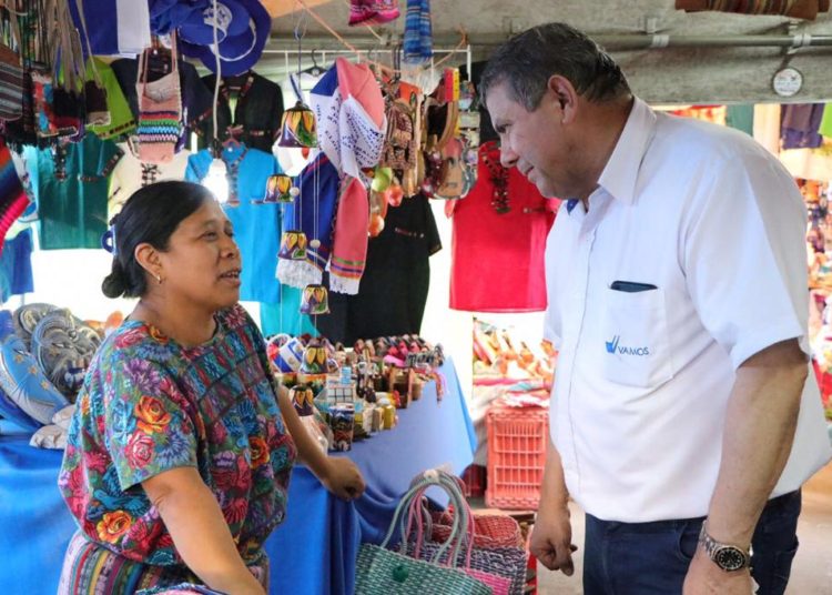 Candidato presidencial de VAMOS recorre municipios de Sonsonate
