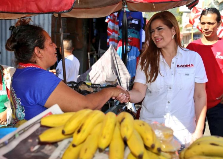 Hugo Martínez y Karina Sosa buscan apoyo político en Santa Ana
