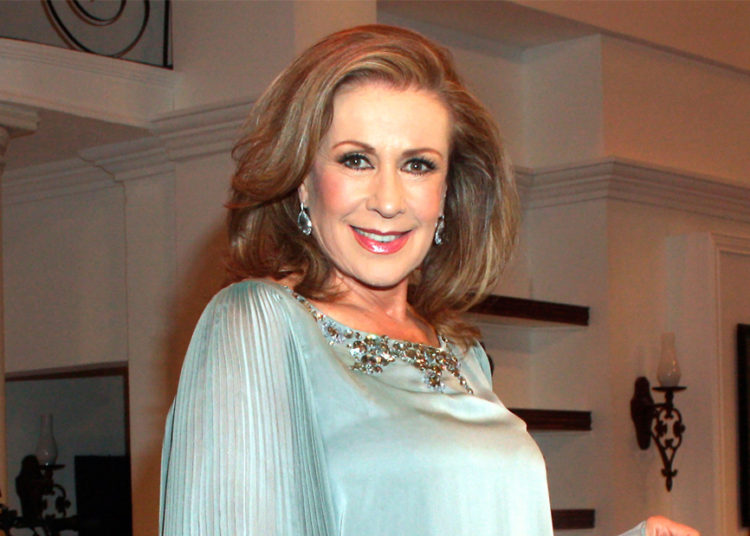 Laura Zapata muestra su lado más sensual al exhibirse prácticamente desnuda