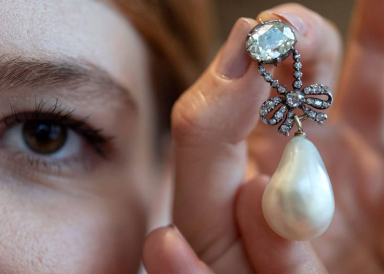 Un pendiente de María Antonieta alcanza más de $36 millones en subasta