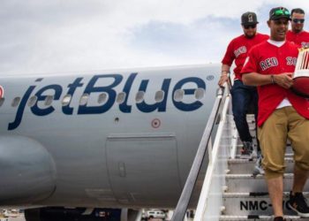 Los Medias Rojas con su piloto Alex Cora planean sobre San Juan