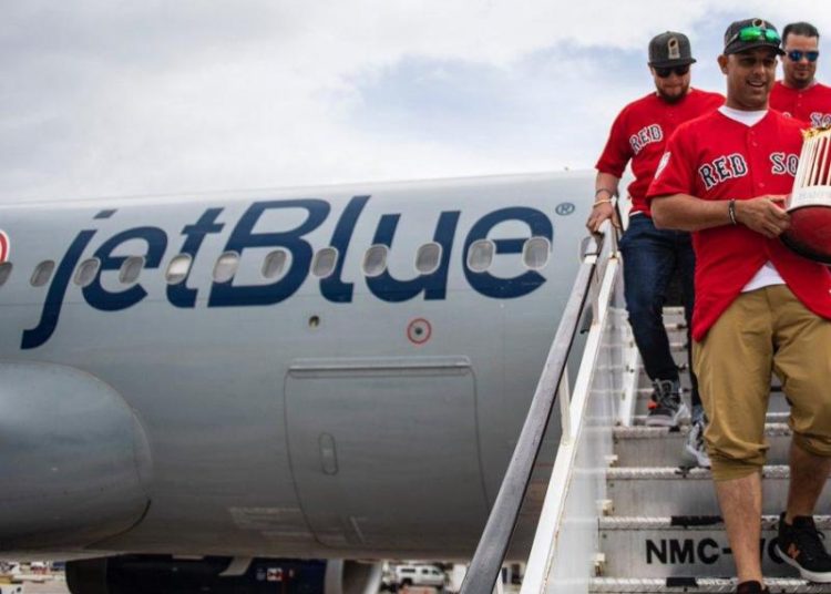 Los Medias Rojas con su piloto Alex Cora planean sobre San Juan