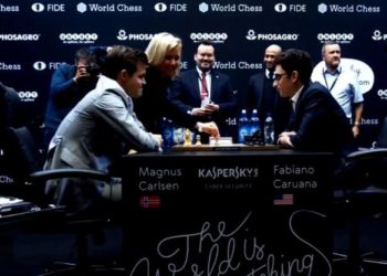 Hija de Stephen Hawking casi arruina el Mundial de Ajedrez