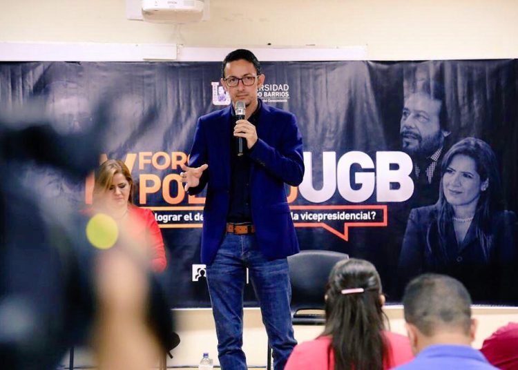 Roberto Rivera Ocampo participó en conversatorios con jóvenes de la Universidad Gerardo Barrios