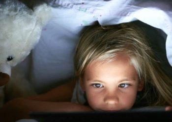 El estudio que dice que las pantallas casi no afectan el sueño de los niños