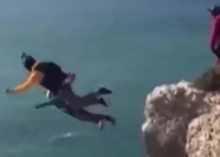 Se lanzó al vacío desde 100 metros y el paracaídas no le funcionó