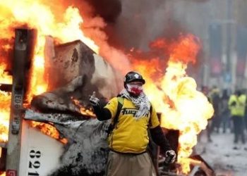 París arde en llamas ante protestas por la alza de combustibles
