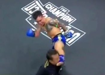 Un luchador chino noqueó al árbitro de una patada y se arrodilló para pedirle perdón