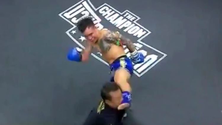 Un luchador chino noqueó al árbitro de una patada y se arrodilló para pedirle perdón