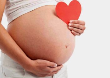 ¿Sabe realmente por qué los bebés patean en el útero de su madre?