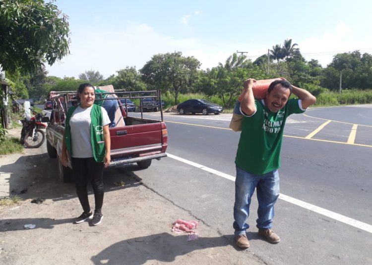PDC reparte bolsas de cemento para reparar calles afectadas por lluvias