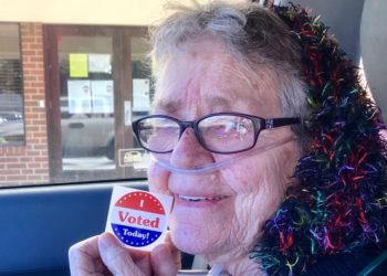 Mujer de 82 años murió después de haber votado por primera vez en EE.UU. y lo hizo por los republicanos