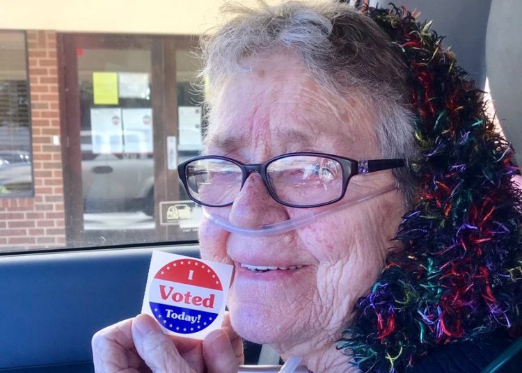 Mujer de 82 años murió después de haber votado por primera vez en EE.UU. y lo hizo por los republicanos