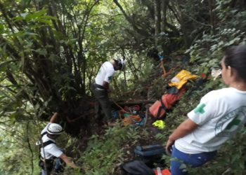 Rescatan a mujer que cayó en el cráter del volcán de San Salvador