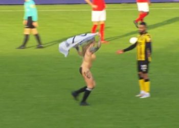 [VÍDEO] Rubia desnuda invade una cancha de fútbol en pleno partido para apoyar a su equipo