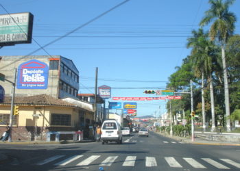 Vendedores reclaman espacios en Santa Tecla