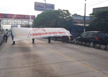 Sindicalistas bloquean Alameda Juan Pablo II para exigir aumento salarial