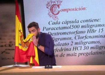 Humorista español es citado a los juzgados por sonarse la nariz con la bandera del país