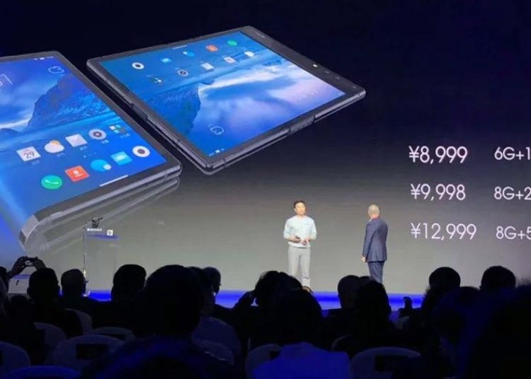 Presentan el primer teléfono flexible capaz de doblarse a la mitad