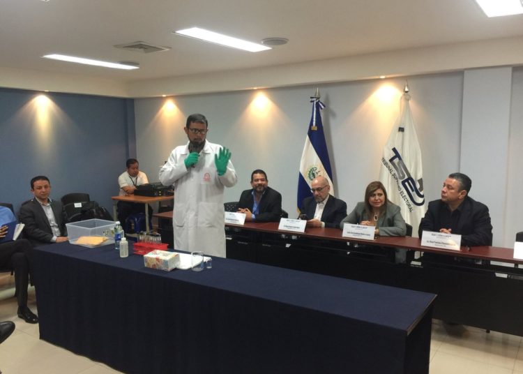 TSE prueba tinta indeleble para elecciones presidenciales de 2019