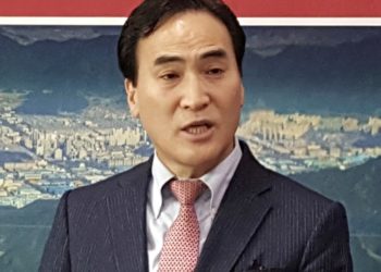 Surcoreano Kim Jong Yang, nuevo presidente de la Interpol