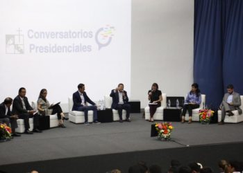 Fórmula presidencial de VAMOS intenta ganar votos de universitarios