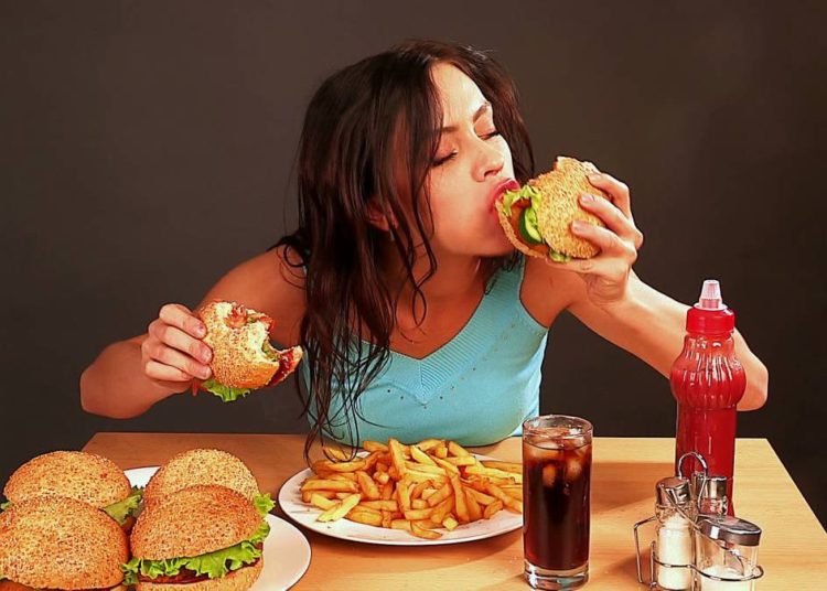 Científicos explican por qué comemos en exceso