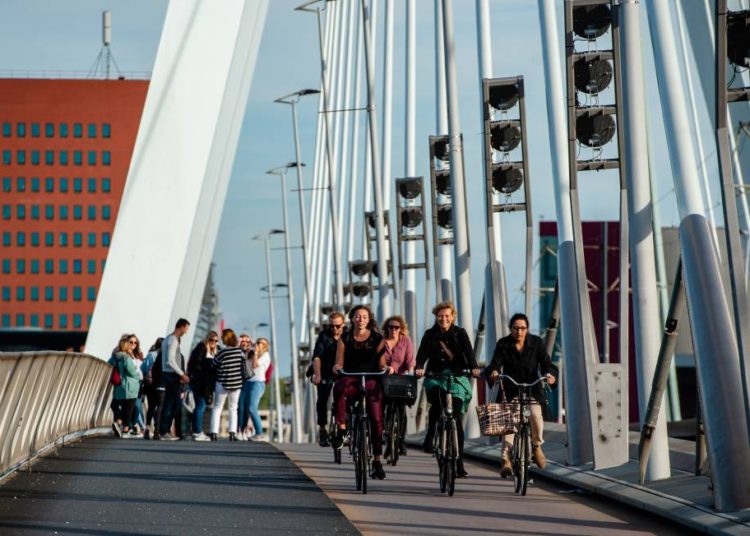 «Eres muy atractiva»: Holanda impone la primera multa por acoso sexual verbal callejero