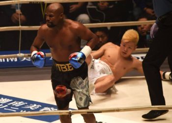 (VIDEO) Floyd Mayweather le da una paliza a Nasukawa