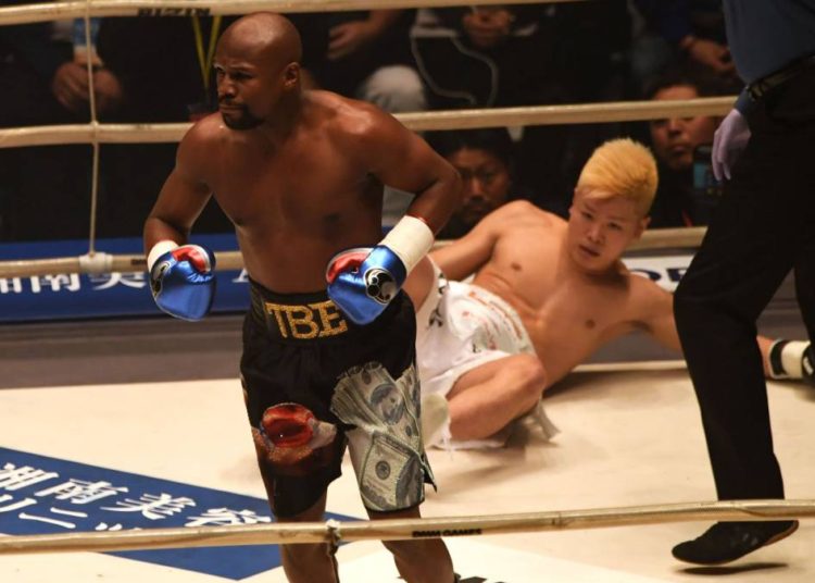 (VIDEO) Floyd Mayweather le da una paliza a Nasukawa