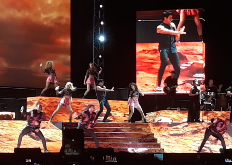 (FOTOS) Chayanne hizo cantar desde el alma a varias generaciones de salvadoreños