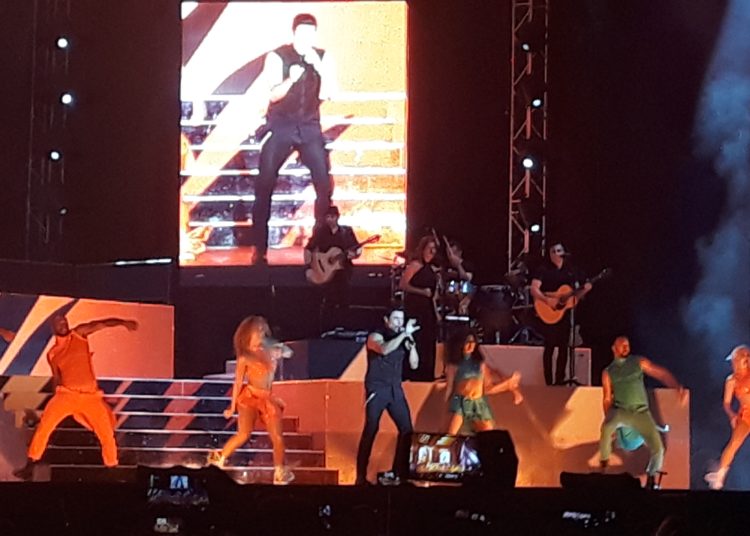 (FOTOS) Chayanne hizo cantar desde el alma a varias generaciones de salvadoreños