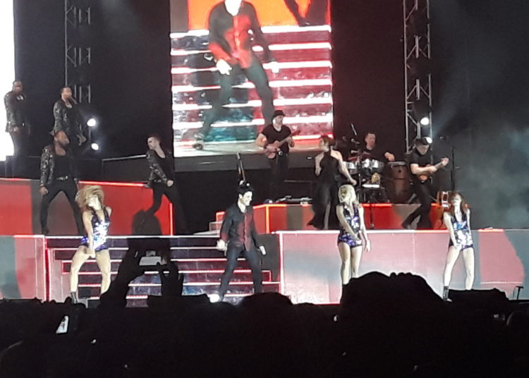 (FOTOS) Chayanne hizo cantar desde el alma a varias generaciones de salvadoreños