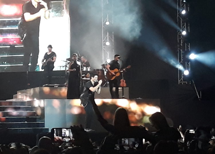 (FOTOS) Chayanne hizo cantar desde el alma a varias generaciones de salvadoreños