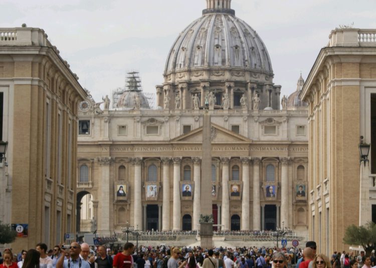 (FOTOS) Arrestan a modelo de Playboy por posar desnuda en el Vaticano