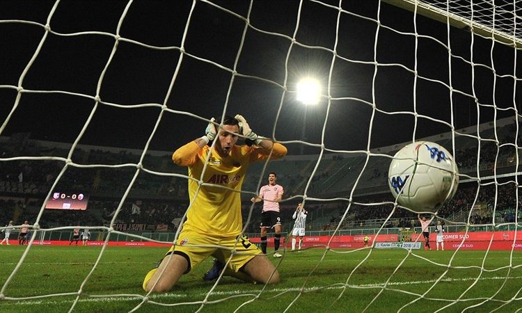 (VIDEO) El insólito gol en contra de un arquero que es candidato al blooper del año