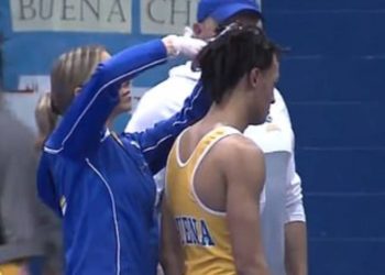 (VIDEO) Polémica por una árbitra que obligó a un luchador a cortarse las rastas