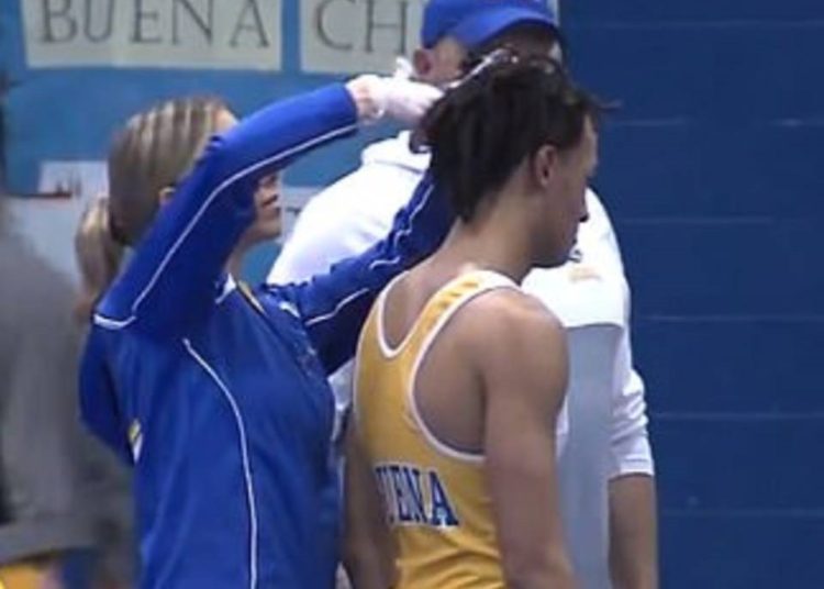 (VIDEO) Polémica por una árbitra que obligó a un luchador a cortarse las rastas