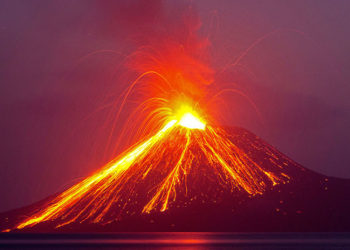 Por qué señalan al ‘Hijo del Krakatoa’ como la causa del potente tsunami en Indonesia