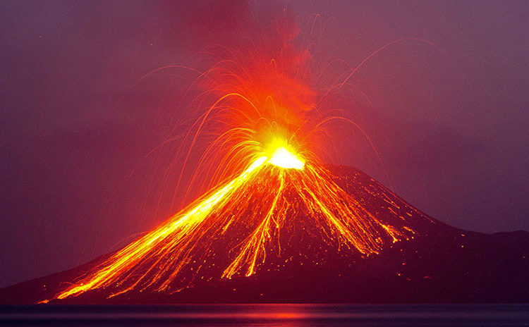 Por qué señalan al ‘Hijo del Krakatoa’ como la causa del potente tsunami en Indonesia
