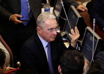 Lanzan una bolsa con ratones a la bancada de Uribe en el Congreso de Colombia