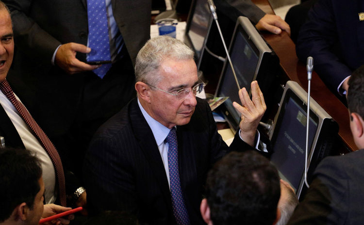 Lanzan una bolsa con ratones a la bancada de Uribe en el Congreso de Colombia