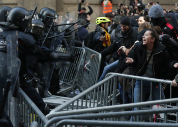 Nuevos enfrentamientos entre manifestantes independentistas y fuerzas policiales en Cataluña