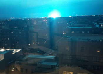 (VIDEO) Una extraña luz azul cubre el cielo de Nueva York y genera alarma