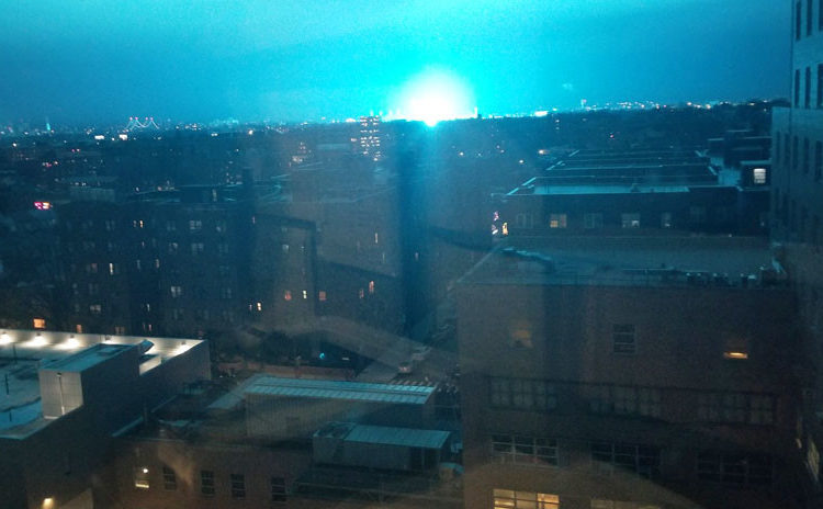 (VIDEO) Una extraña luz azul cubre el cielo de Nueva York y genera alarma