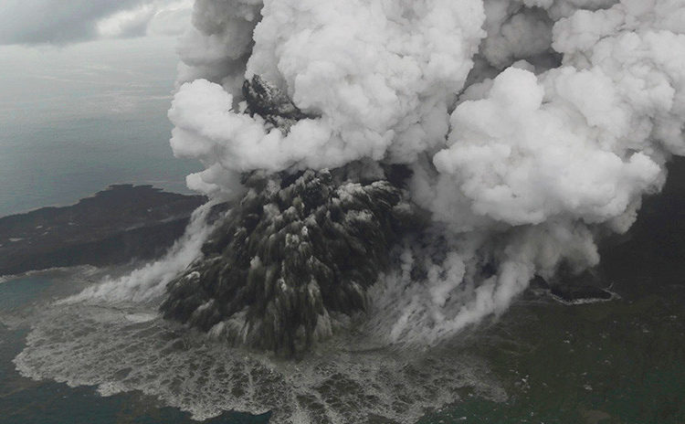 Desaparece parte del volcán Anak Krakatoa tras erupción
