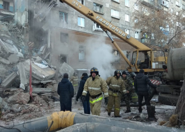 (VIDEO) Varios muertos por el derrumbe parcial de un edificio residencial en Rusia