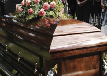 Un conductor detiene su carro fúnebre tras escuchar ruidos en el ataúd que trasladaba