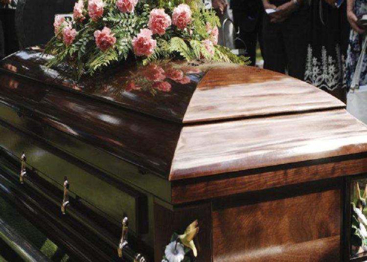 Un conductor detiene su carro fúnebre tras escuchar ruidos en el ataúd que trasladaba