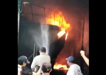 (VÍDEO) Fuego consume yate en Costa del Sol